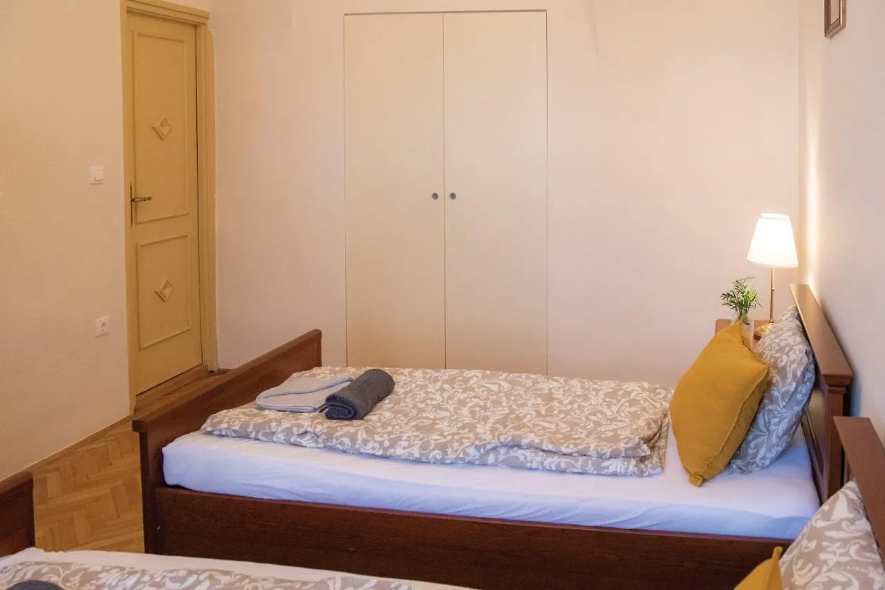 Apartment Theatroom Apartman Erlau